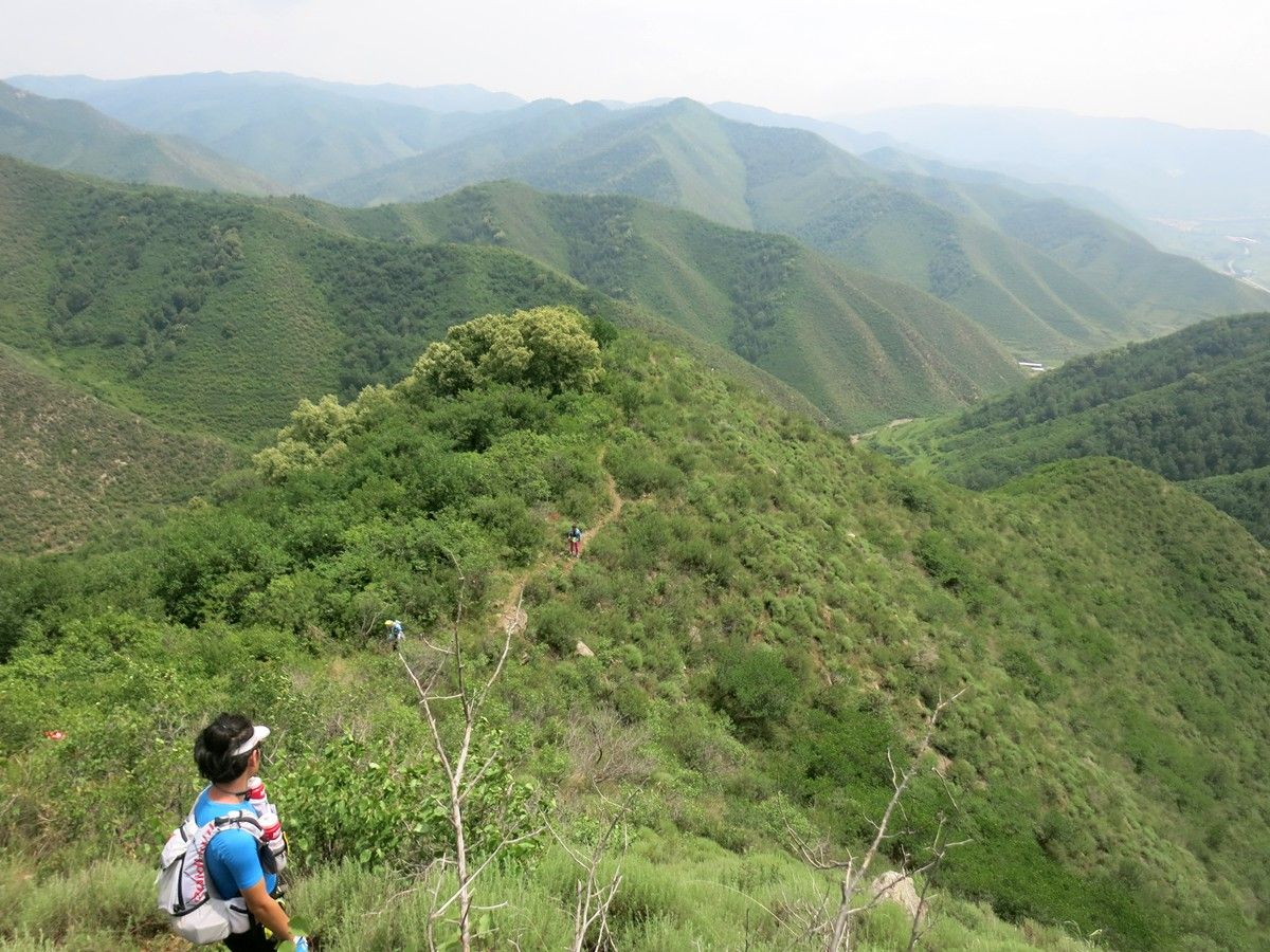 包含自行车比赛中穿行于山峰间绝妙景色的词条